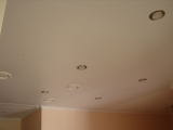матовый потолок со встроенными светильниками